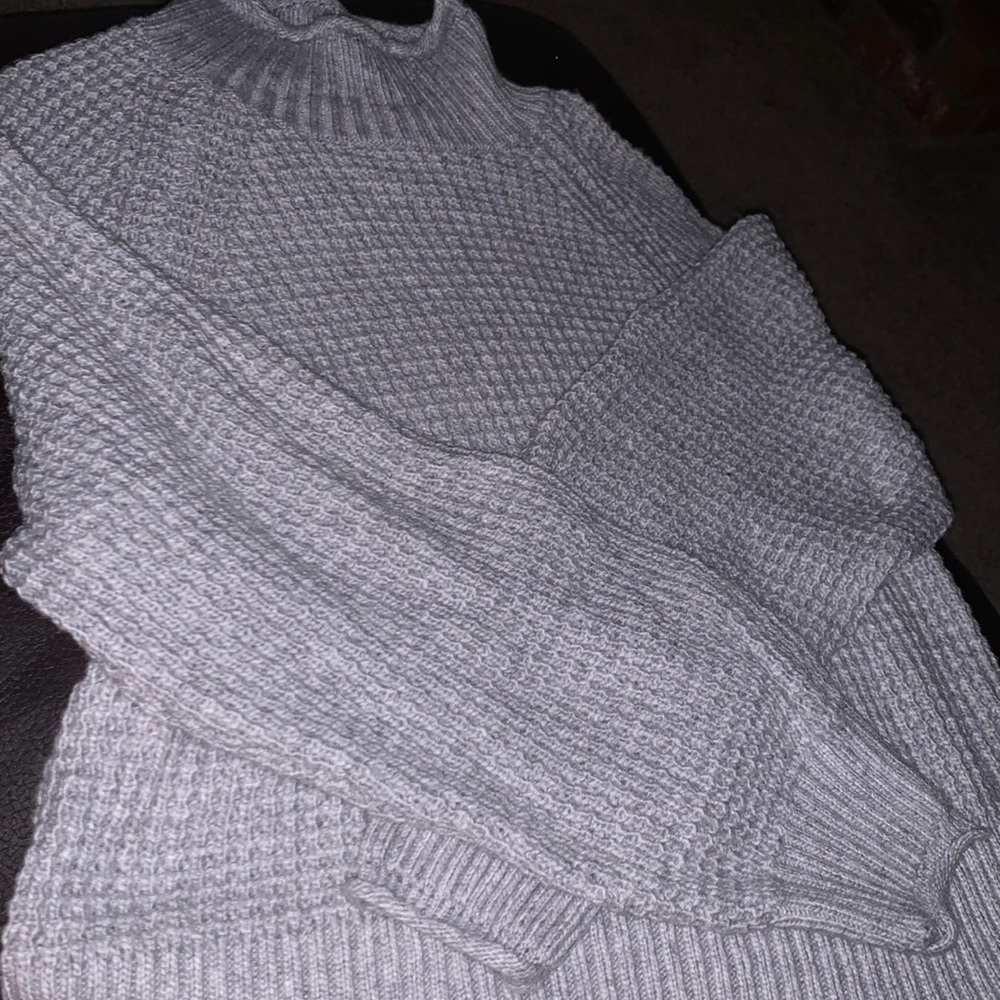 Gray long sleeve shirt